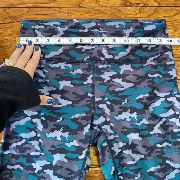 Fabletics Lima Capri Leggings in Camo Size… - Picture 3 of 9
